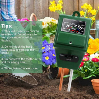 3 i 1 jordmåler i bruk i blomsterbed