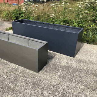 Brekkevik kassa, to stykker i grå og sort/grå.