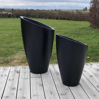 Helvik krukka, 2 stk på platting, klar for planter.