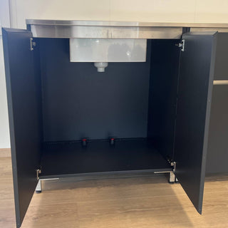 Innsiden av en kjøkkenmodul 80 for nedfelt vask.