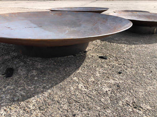 Bålpanne eller vannspeil på sokkel. Produktet får en vakker rustpatina med tiden.