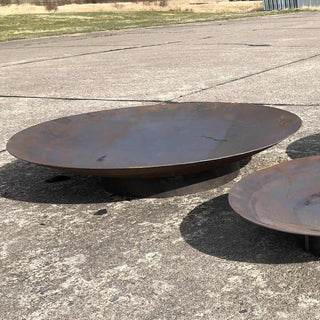 Bålpanne eller vannspeil på sokkel. Produktet får en vakker rustpatina med tiden.