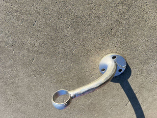 Håndrekkeholder for vegg i galvanisert stål.