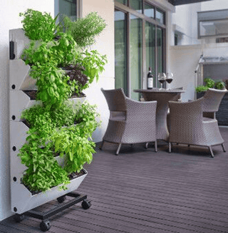HydroFall Rack med frodige planter, plassert på en solrik terrasse.